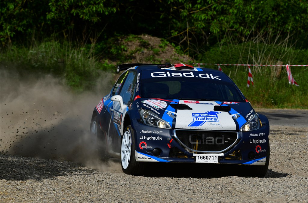 Kenneth Madsen og Mette Felthaus for fuld fart på en af søndagens rallyprøver.
(Foto: Michael Eisenberg)